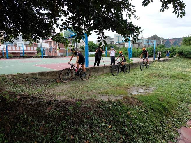 日南國中學生表示，場地因都是泥土和石塊，騎過很容易割破車輪，轉彎時也容易跌傷。（陳淑娥攝）