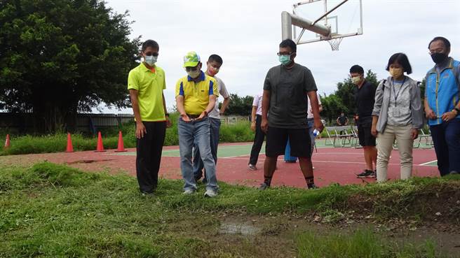 日南國中自由車越野訓練場跑道多處有硬石裸露，市議員吳敏濟前往會勘。（陳淑娥攝）