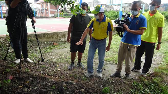 日南國中自由車越野訓練場跑道多處有硬石裸露，市議員吳敏濟前往會勘。（陳淑娥攝）