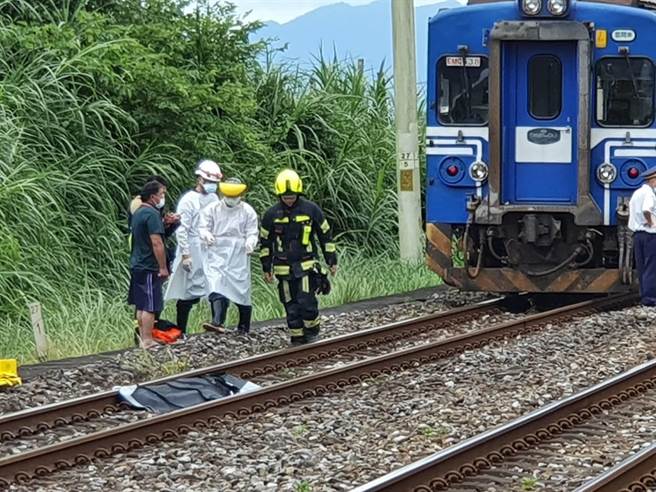 男子闯入凤林镇水车寮平交道，遭区间车辗毙，警方已到场搜证。（民眾提供／王志伟花莲传真）