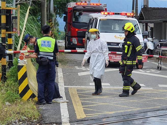 男子入侵铁轨，检警在周边搜证，找到死者遗物。（民眾提供／王志伟花莲传真）
