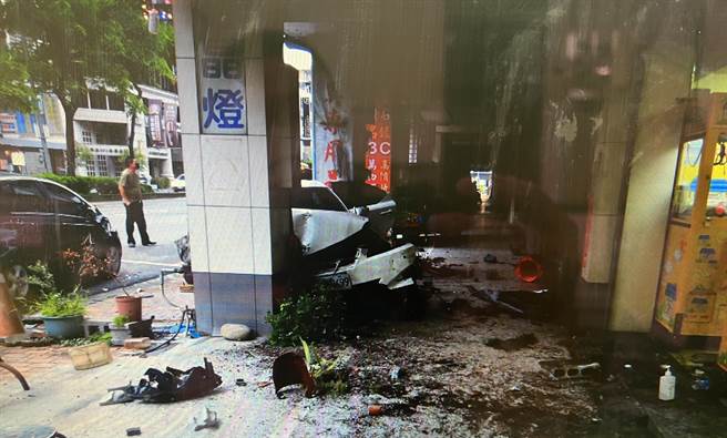 杨男酒驾行经中市中清路段逆向衝撞骑楼波及3车，警方将他移送法办。（民眾提供）