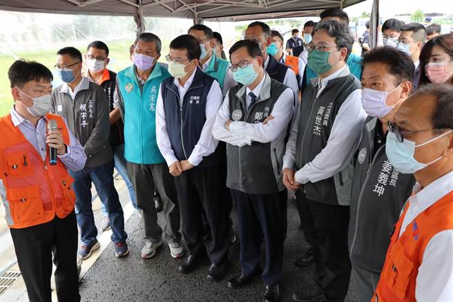 台61、台66修補工程進度視察，前排左起為工務局長賴宇亭、市議員吳宗憲、交通部長王國材、桃園市長鄭文燦、立委黃世杰與新屋區長姜義坤。（蔡明亘攝）