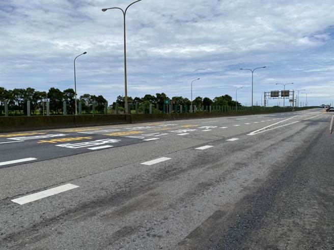 台61與台66線重車往來頻繁，交通部長王國材盼爭取經費全面翻修。（蔡明亘攝）