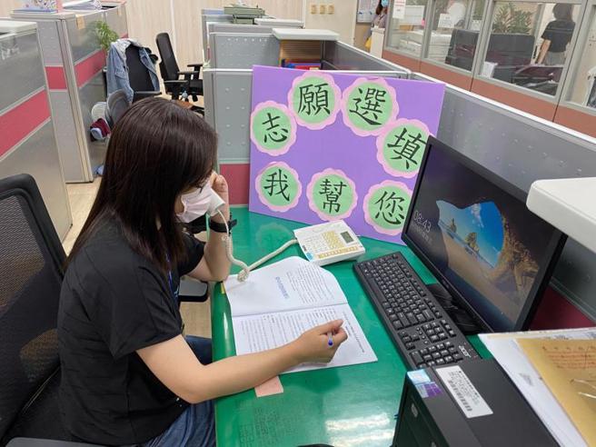 111年国中教育会考10日成绩出炉，中投考区考生成绩通知单将发送至各国中，再由国中发放给考生，并自即日起到20日的上午8时至下午5时在国中教育会考网站开放查询；台中市教育局设有辅导谘询专线协助考生选填志愿。（图/ 中央社）