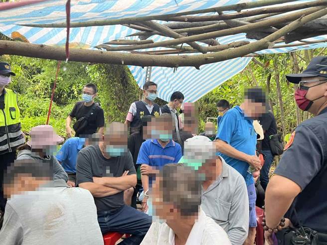 警方在一处树丛内破获阿公级赌场，现场赌客多为50岁以上的长辈。（读者提供／程炳璋台南传真）