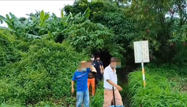 警方从树丛内抓到不少逃窜的赌客。（读者提供／程炳璋台南传真）