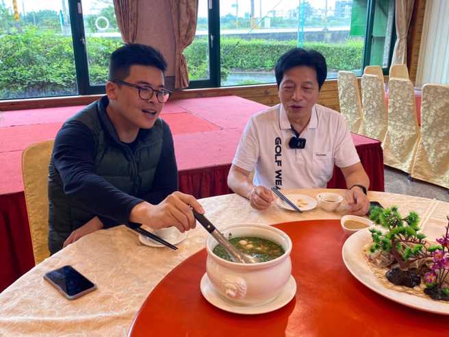 郑宝清品尝客家美食。(取自郑宝清脸书)