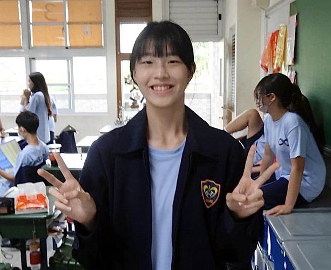 高雄五福国中学生洪育琳罹患罕见疾病马凡氏症，为了支撑身体，除了整条脊椎钉满钢钉，身上必须穿着铁架衣且长期復健，即便如此，洪育琳仍克服身体病痛努力向学，在此次会考拿到5A、作文满级分的佳绩。（高市府教育局提供／洪浩轩高雄传真）