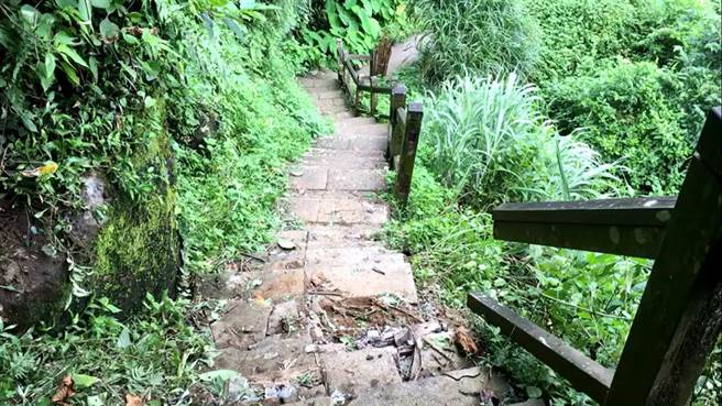 龟山岛401高地步道因落石损毁护栏，将暂时封闭步道，待修缮后重新开放。（翻摄照片／李忠一宜兰传真）