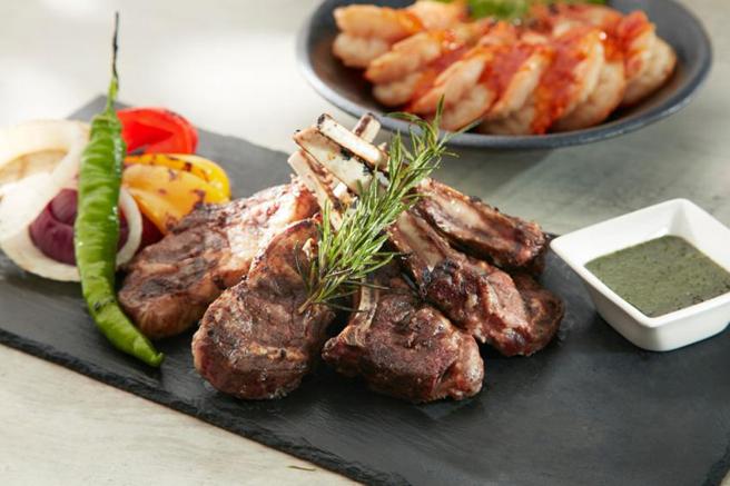 （台北喜来登「暑假吃一波」一泊二食专案，标榜可大啖Buffet晚餐＋早餐，每晚4,888元起。图／台北喜来登饭店）