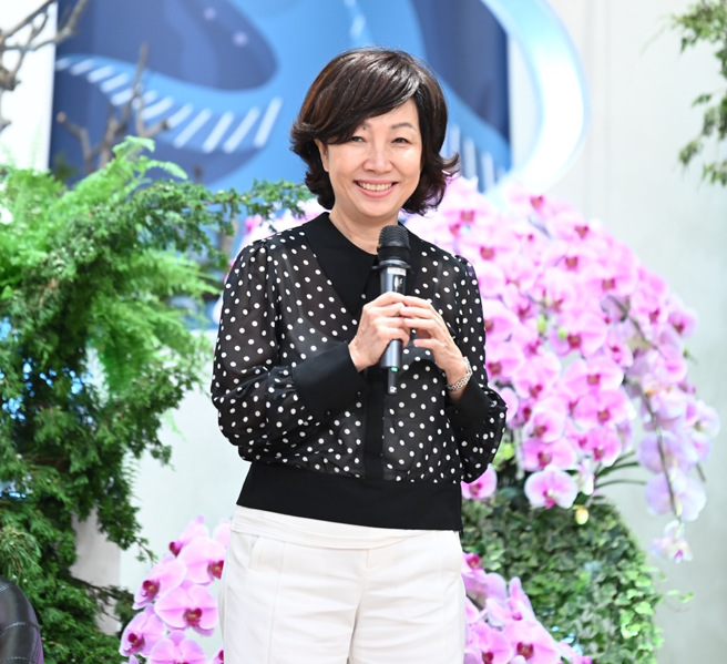 有「公关教母」之称，世纪奥美公关及影响力学院创办人丁菱娟，在佛光山惠中寺未来与希望讲座中，以「在变动中完成自己」为题，阐述科技时代，如何因应快速的变化，完成自己的人生梦想。(图/佛光山惠中寺提供)