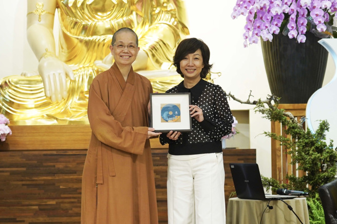 佛光山中区总住持觉居法师（左）致赠讲座纪念光碟予讲师丁菱娟（右）。(图/佛光山惠中寺提供)