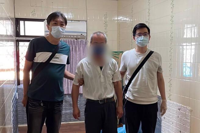 雲林縣虎尾警分局日前跨區拘提一名詐騙集團車手，警方調閱監視器影像推估來拿錢的車手是年約40歲男子，不過員警實際逮人時卻發現是名65歲老翁，直呼「阿伯你出事了」。（圖/ 中央社）