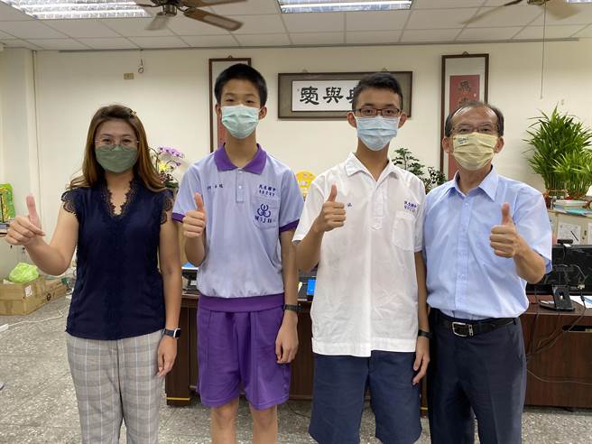 嘉义市民生国中榜首施力诚（右二）、5A＋＋何承佑（左二）分享读书方法。（廖素慧摄）