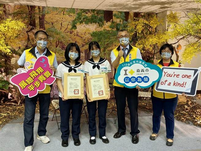 嘉义国中榜首林侑葶（左二）、杨沂霏（左三）认为分配好时间、规律作息能提高学习效益。（嘉义国中提供／廖素慧嘉市传真）