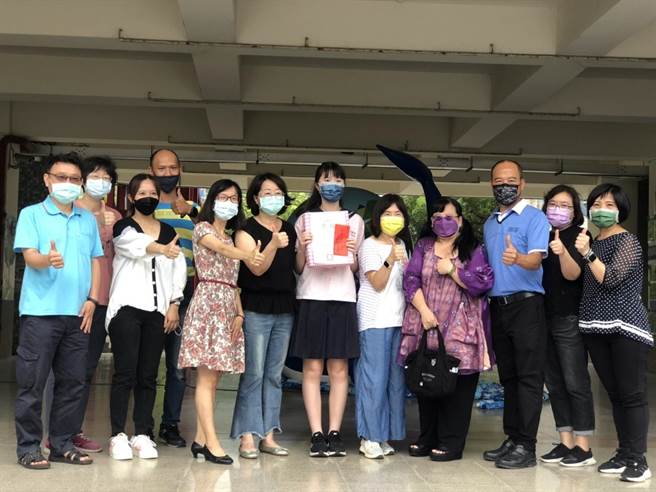 大业国中榜首苏芷圆表现优异，校长陈明君、校友会理事长熊千绮放鞭炮庆贺。（大业国中提供／廖素慧嘉市传真）