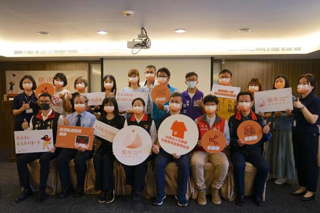 花蓮縣兒童暨家庭關懷協會獲衛福部核准成立東區首間性創傷復原中心「癒所」，為20歲以上曾受性創傷者提供心理輔導、諮商及法律諮詢服務，10日舉行「私密影像散播的影響」影片分享會，花蓮縣長徐榛蔚（前排中）等人出席。（圖/ 中央社）