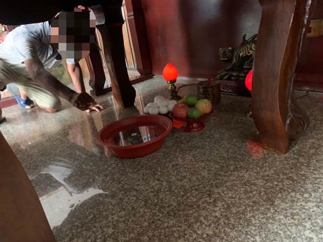 黄嫌偷钱水当场被庙公逮正着。（翻摄照片／高雄洪靖宜传真）