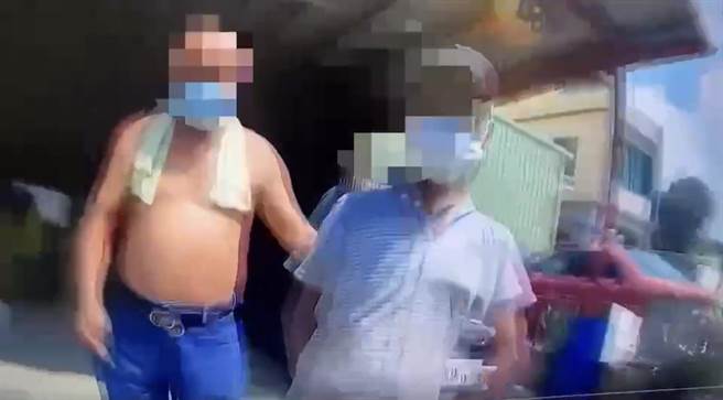 黄嫌偷钱水当场被庙公逮正着，想跑也跑不掉。（翻摄照片／高雄洪靖宜传真）