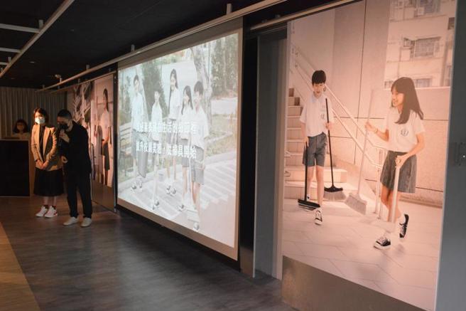 新北市10日发表校园扫具美感改造计画，让扫把、畚斗挥别传统红、绿顏色，改成大地色系，将校园新美学应用在学生的日常生活。（图/ 中央社）