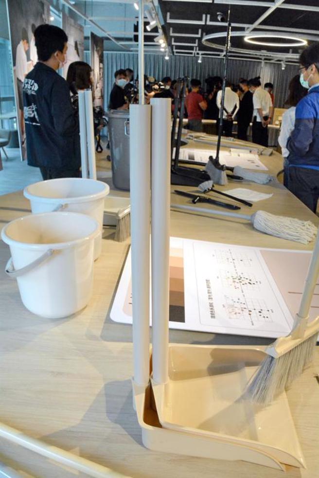 新北市教育局美感谘询设计小组10日发表「校园扫具美感色彩规范及收纳指南」，并展示新式校园美感扫具，教育局指出，美感素养要从生活细节开始培养，新扫具不但实用、耐脏、美观、也容易收纳，顏色与校园特别搭配。（图/ 中央社）
