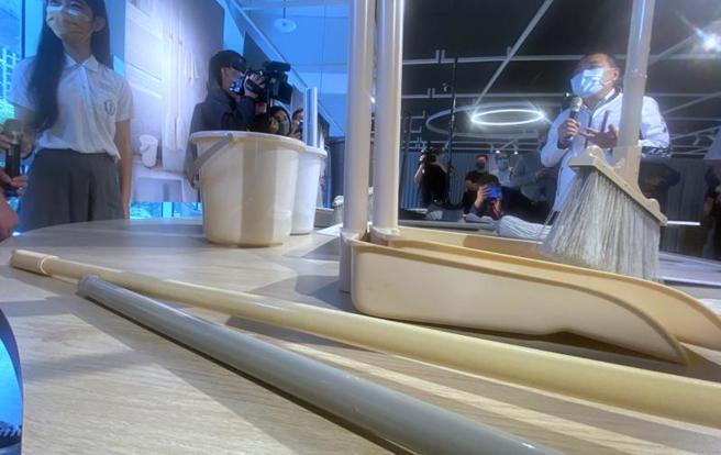 新北市教育局美感谘询设计小组10日发表「校园扫具美感色彩规范及收纳指南」，并展示新式校园美感扫具，新北市长侯友宜（右）也到场参观，与学生互动。（图/ 中央社）