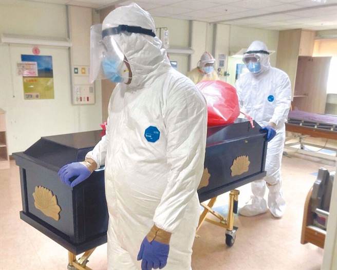 内政部今天公布5月户口统计资料，5月死亡数为1万7409人，比起上个月多出2754人。（本报资料照）