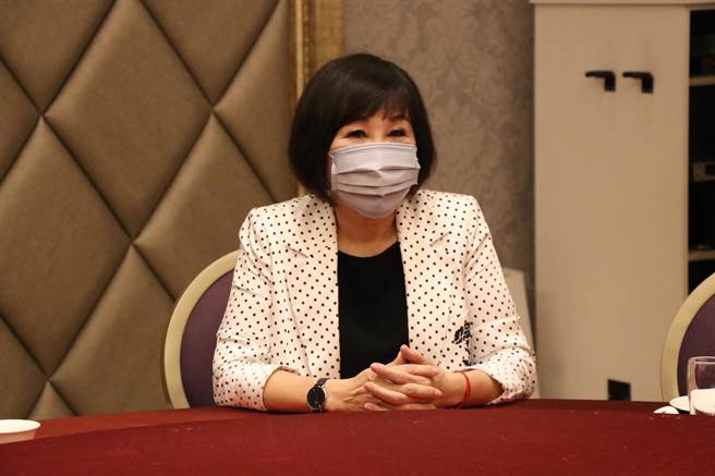 立委呂玉玲近日持續展開地方感恩之旅，今在中壢區答謝婦女會成員。（蔡明亘攝）