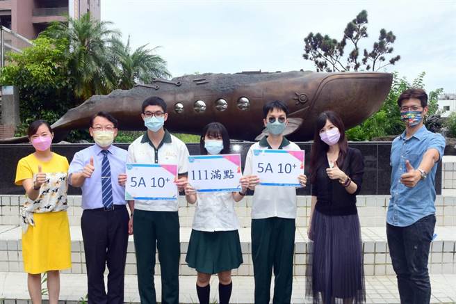 国中教育会考放榜，台中侨泰高中国中部大放异彩，卢昱君（中）考出积点111满点好成绩，勇夺全国榜首。（校方提供／谢琼云台中传真）