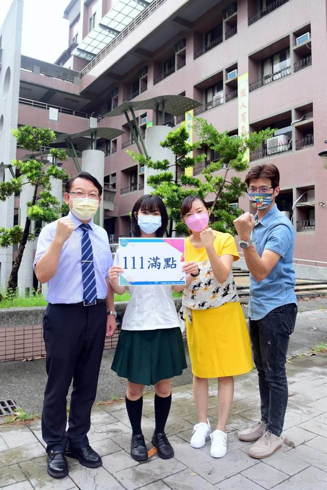 平常没有补习的卢昱君（左二），考前衝刺期跟着学校进度走，有不懂的就问老师，保持作息正常睡眠充足，考出满点佳绩；校长温顺德（左一）指今年的好成绩印证国中部精致专业的办学成效。右起国中部主任郑元忠、导师吴怡玲、学生卢昱君。（校方提供／谢琼云台中传真）