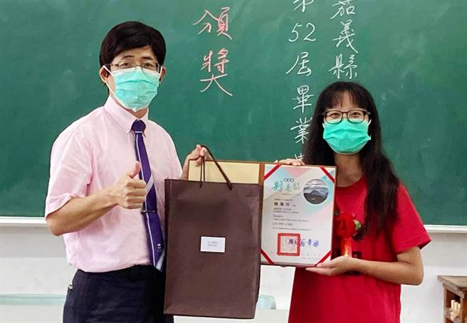 太保国中应届毕业生赖佩玲（右）学测拿下5A＋＋和作文满级分，是太保国中在歷届会考第1位状元。（太保国中提供∕吕妍庭嘉义传真）