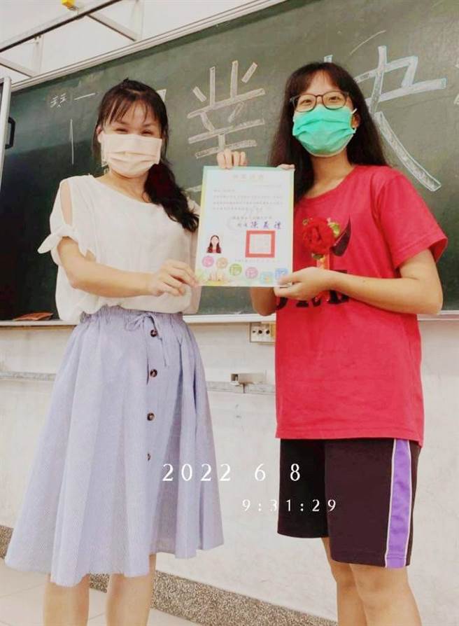 太保国中应届毕业生赖佩玲（右）学测拿下5A＋＋和作文满级分，是太保国中在歷届会考第1位状元。（太保国中提供∕吕妍庭嘉义传真）