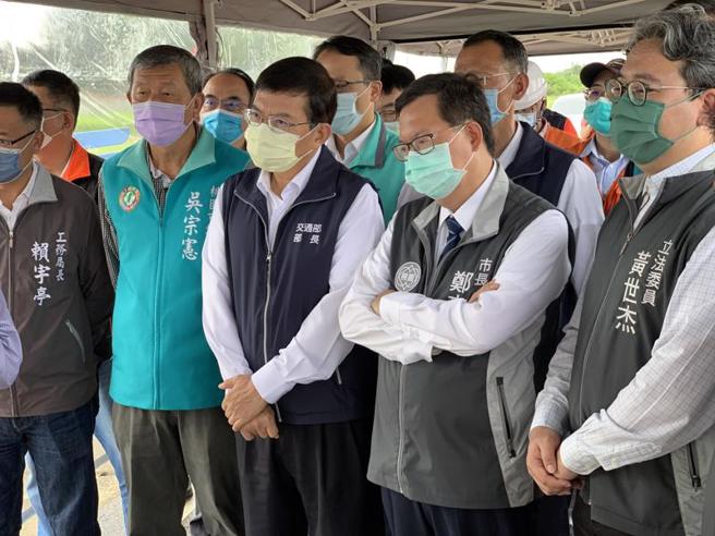 台61及台66线快速道路因重车多又逢梅雨季，铺面破损严重，目前约有800多个坑洞。交通部长王国材（前右3）10日前往视察后表示，将在6月底以前全部修补完成，并争取台61及66线的全面刨除翻修。前右2为桃园市长郑文灿。（图/ 中央社）
