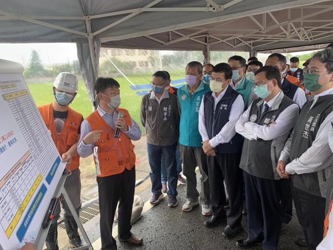交通部长王国材（前右3）10日上午在桃园市长郑文灿（前右2）陪同下，至桃园市新屋区视察「台61及台66线快速道路双向平面侧车道路面坑洞」，并听取公路总局第一区养护工程处简报。（图/ 中央社）