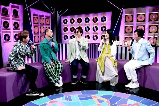 洪荣宏、洪敬尧和一起谈洪家音乐世家的故事。（华视提供）