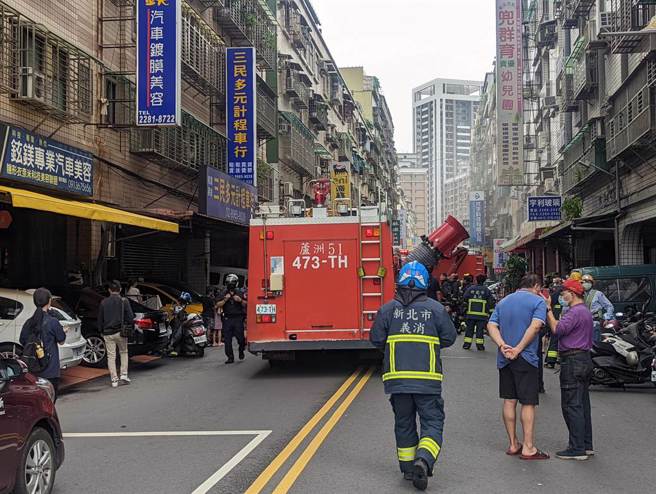 新北市芦洲区永平街一处地下停车场，今(10)日下午2点48分许突然冒出浓烟，有辆停在机械式停车格上层的汽车因不明原因燃烧。(黄敬文摄)
