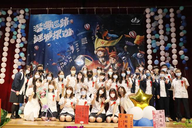 大甲高中将毕业典礼打造成寻觅深海亚特兰提斯的一场冒险旅程。（大甲高中提供）