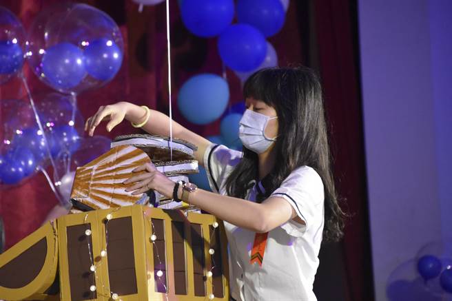 大甲高中将毕业典礼打造成寻觅深海亚特兰提斯的一场冒险旅程。（大甲高中提供）