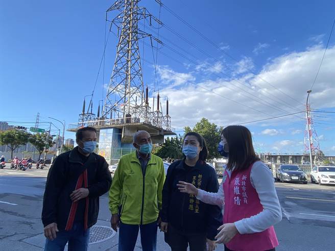 新北市中和区福祥路与胜利路口的高压电塔，设立至今超过30年，去年多次发生爆炸起火事故，因与民宅相邻，引发当地民眾担忧，新北市议员张维倩接获陈情后，马上向上反应。（张维倩提供／李奇叡新北传真）