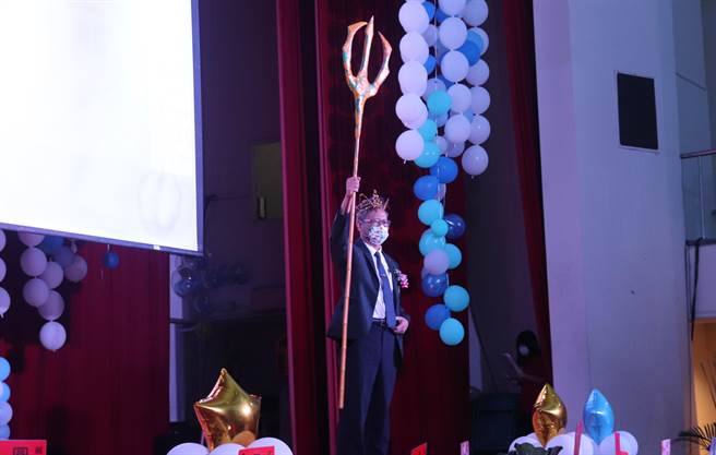 大甲高中校长萧建华手持三叉戟化身为海神波赛顿。（大甲高中提供）