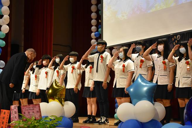 大甲高中的毕业典礼很不一样。（大甲高中提供）