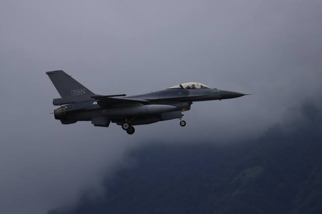 我驻美F-16战机返台升级在夏威夷机场遇「犁田」意外，其中 6架下午已飞抵花莲基地。(读者提供)