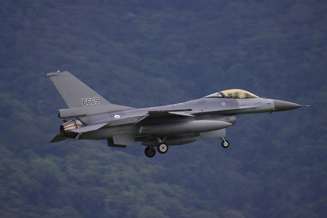 我驻美F-16战机返台升级在夏威夷机场遇「犁田」意外，其中 6架下午已飞抵花莲基地。(读者提供)