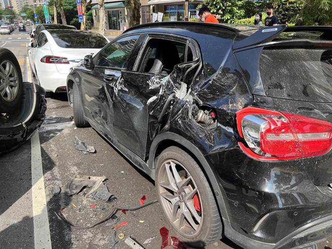 宾士车受损严重，但车主不想进入后续诉讼的繁杂流程，最后同意以100万价格由肇事方买回。（车主提供）