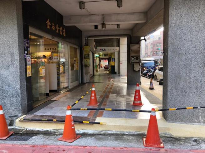 新竹县政府推动骑楼整平计画，建立优质无障碍的人行环境空间，将改善竹北商圈、湖口站前商圈共4路段骑楼，预计12月底完工。图为竹北市县政九路部分骑楼日前进行翻修整平。（图/ 中央社）