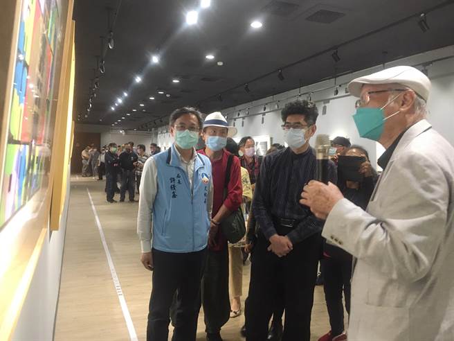 1960年于小金门服役，在最前线大胆岛担任排长的艺文大师廖修平博士（右）用他的精彩作品传达对这座岛屿的缱绻深情和无尽怀念。（李金生摄) 