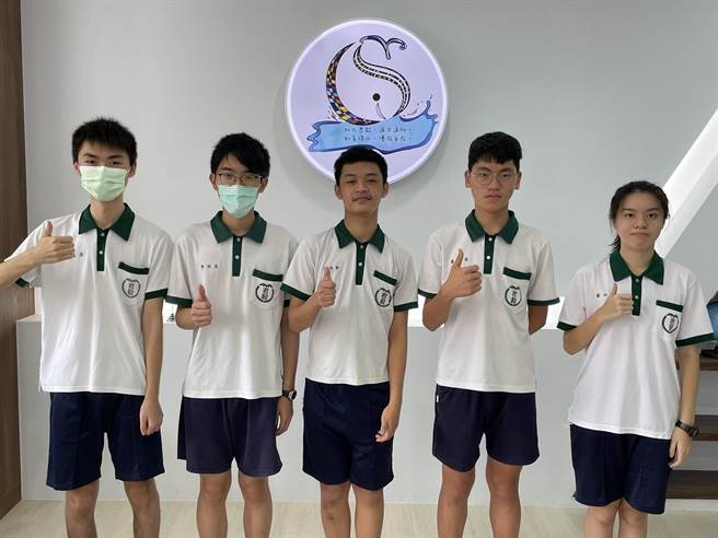 君毅中学国中部学生会考成绩5A10＋作文五级分的同学。（君毅中学提供／谢明俊苗栗传真）