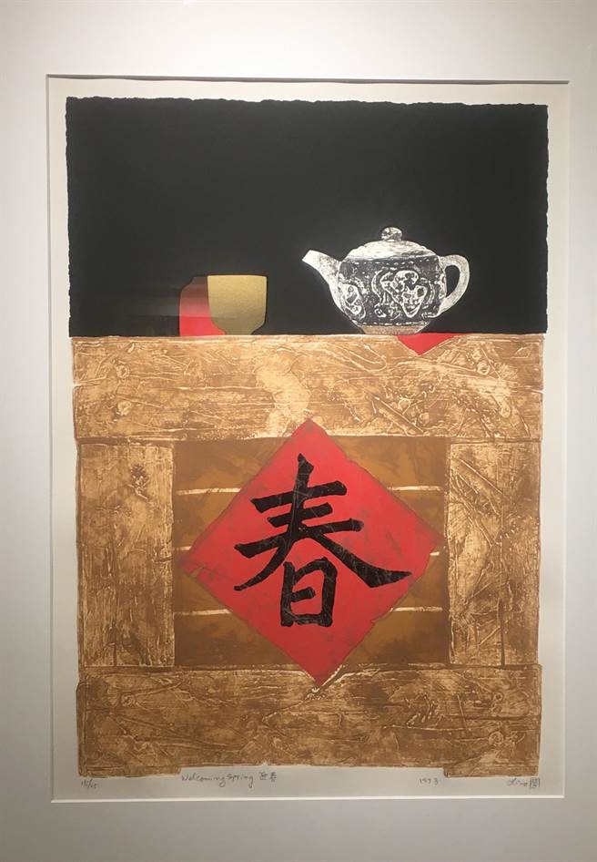 廖修平博士的作品在复合媒材的运用中诠释和分享从感官出发，沈淀于心灵深处的环境美学和生活底蕴。（李金生摄)