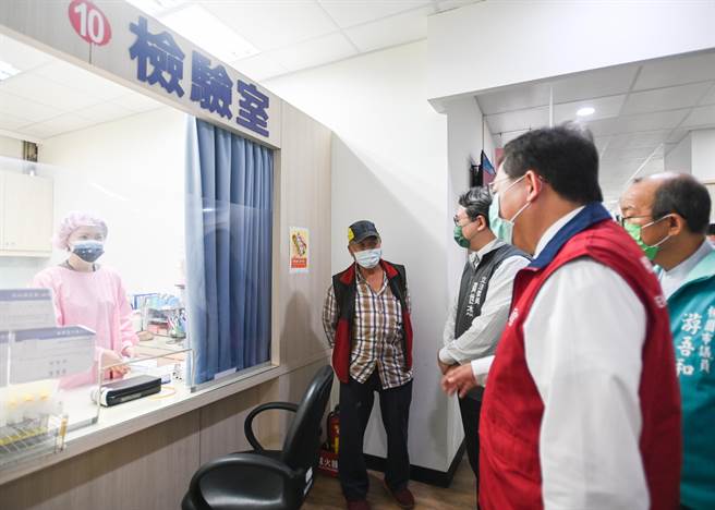 桃园市长郑文灿视察大园卫生所诊疗环境。（桃园市政府提供／蔡明亘桃园传真）